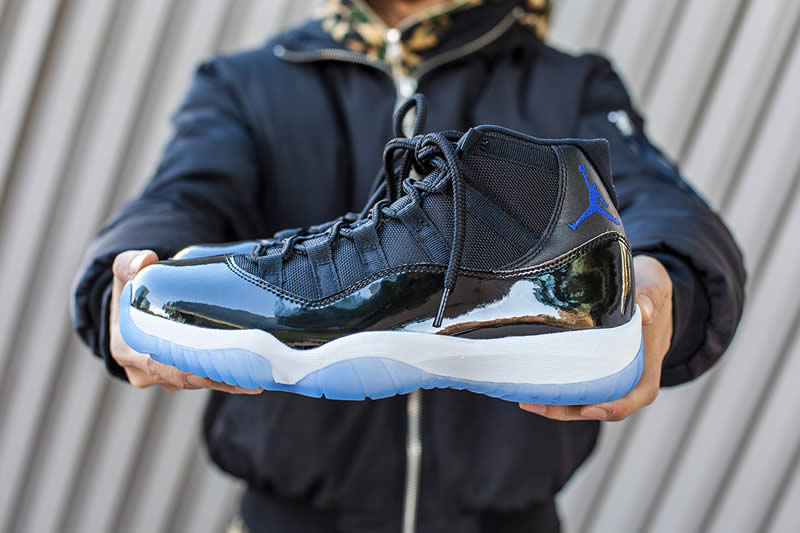 air jordan 11 retro space jam in hand black 378037-003